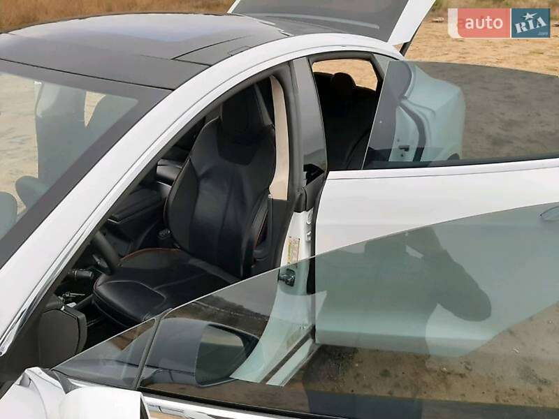 Седан Tesla Model S 2014 в Тячеве