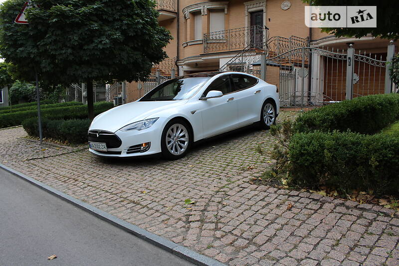 Ліфтбек Tesla Model S 2015 в Києві