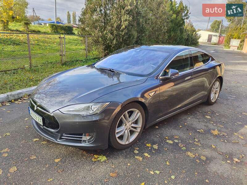 Лифтбек Tesla Model S 2015 в Черкассах