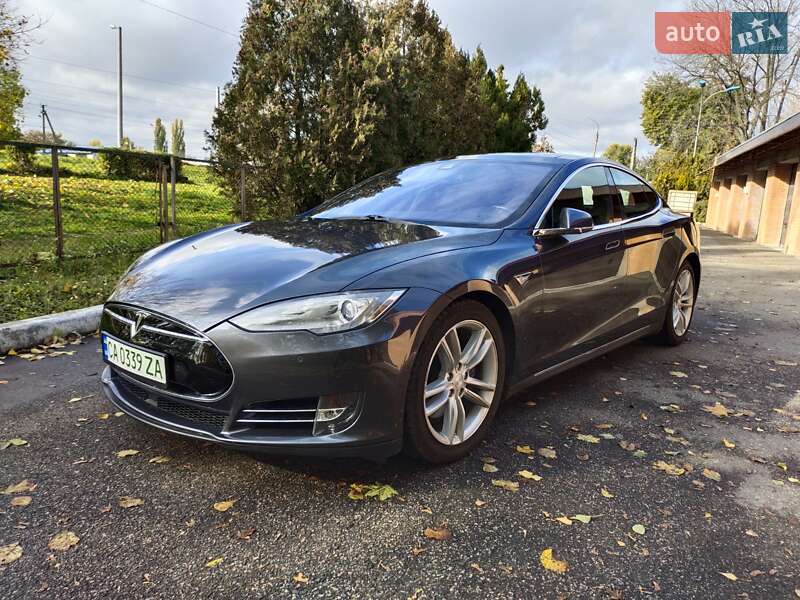 Tesla Model S 2015