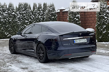 Седан Tesla Model S 2014 в Ровно