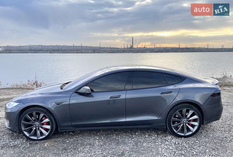 Ліфтбек Tesla Model S 2014 в Дніпрі