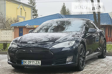 Седан Tesla Model S 2014 в Ровно