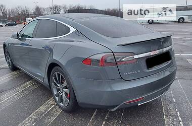Седан Tesla Model S 2013 в 