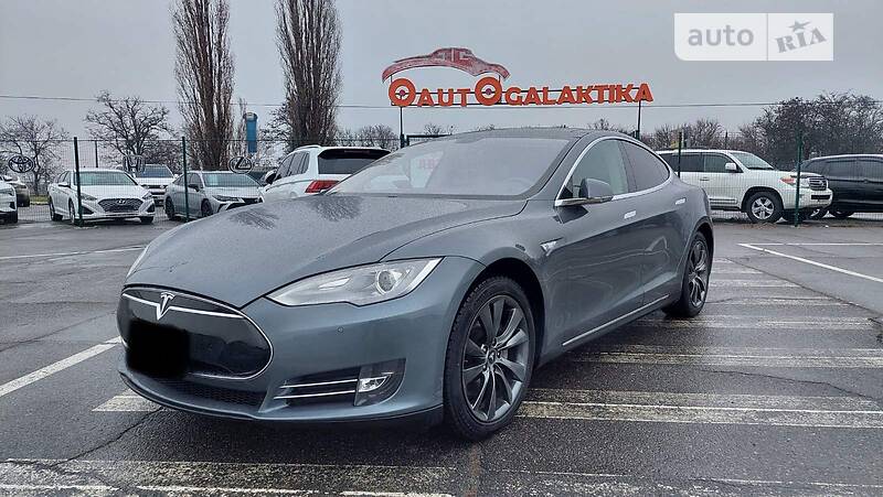 Седан Tesla Model S 2013 в 
