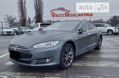 Седан Tesla Model S 2013 в 