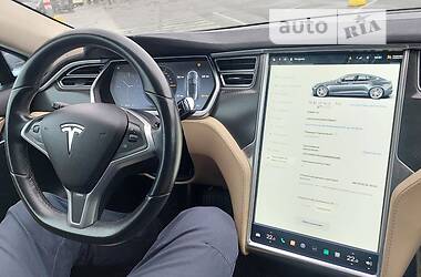 Седан Tesla Model S 2013 в 