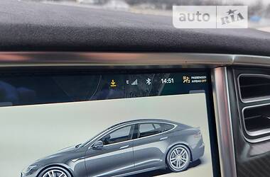 Седан Tesla Model S 2013 в 