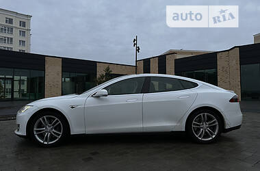 Лифтбек Tesla Model S 2015 в Киеве