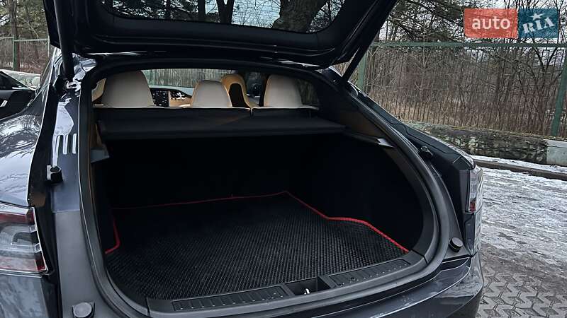 Ліфтбек Tesla Model S 2019 в Харкові