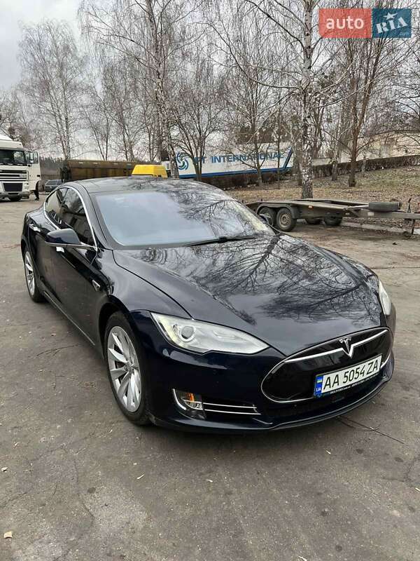 Седан Tesla Model S 2015 в Києві