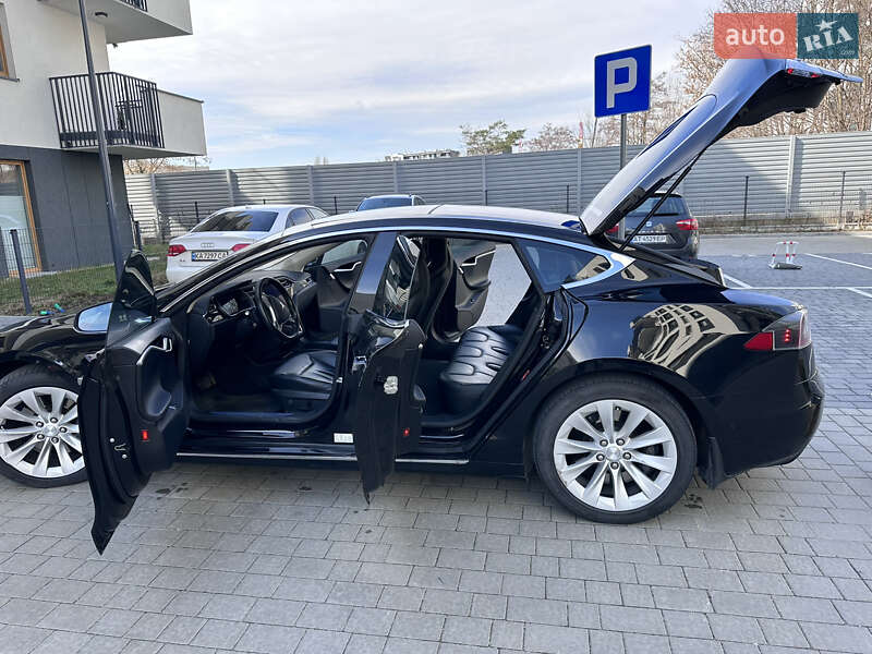 Седан Tesla Model S 2016 в Львові