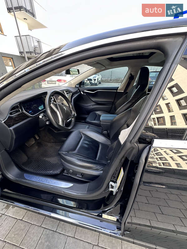 Седан Tesla Model S 2016 в Львові