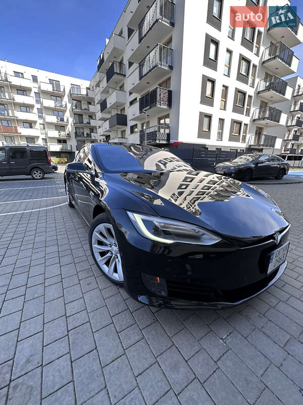 Седан Tesla Model S 2016 в Львові
