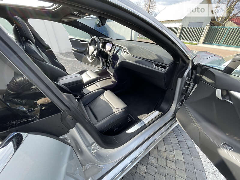 Лифтбек Tesla Model S 2017 в Львове