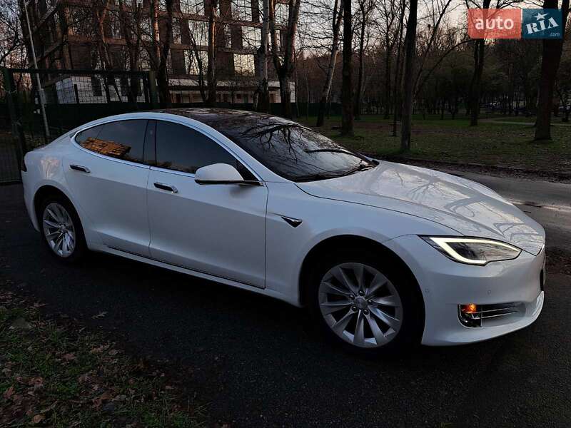 Лифтбек Tesla Model S 2018 в 
