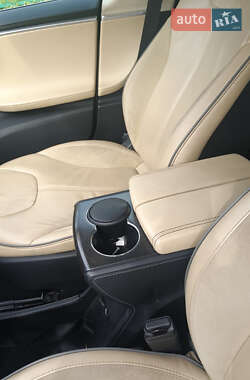 Седан Tesla Model S 2013 в 
