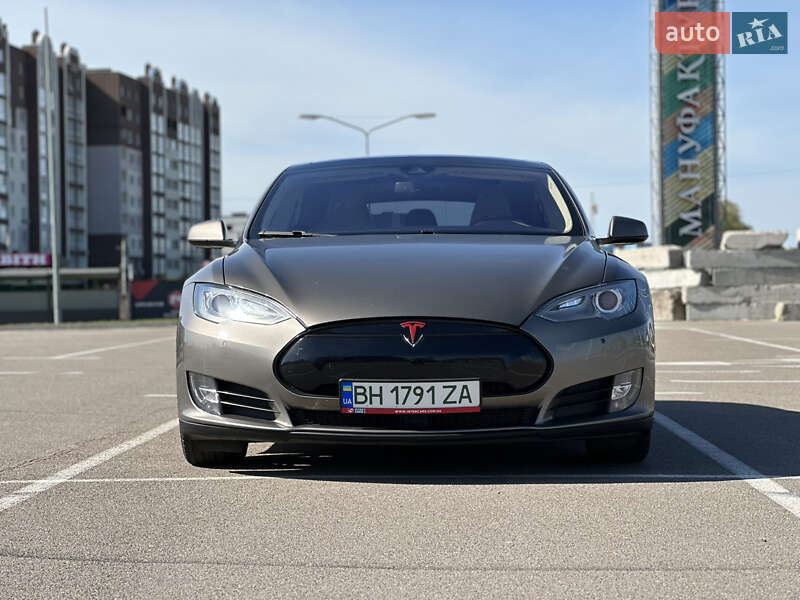 Лифтбек Tesla Model S 2015 в Киеве