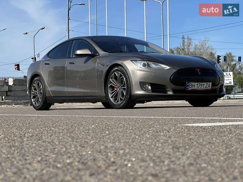 Лифтбек Tesla Model S 2015 в Киеве