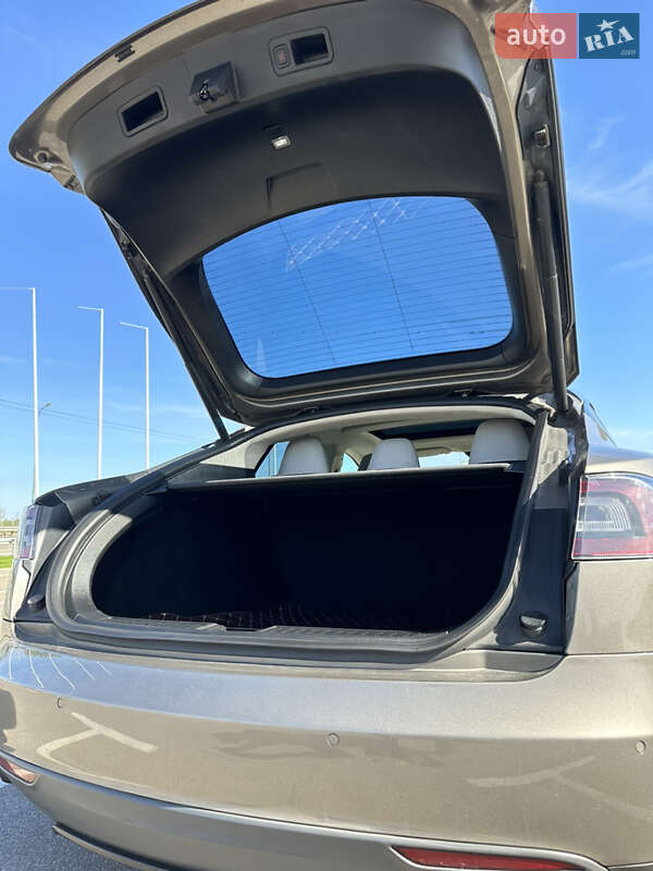Лифтбек Tesla Model S 2015 в Киеве
