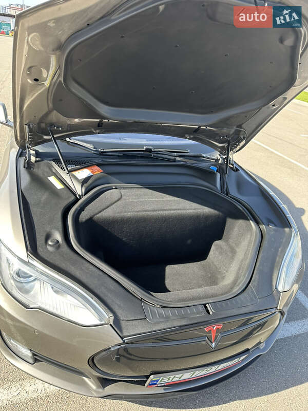 Лифтбек Tesla Model S 2015 в Киеве