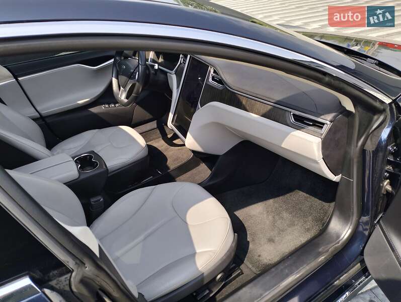Ліфтбек Tesla Model S 2013 в Львові