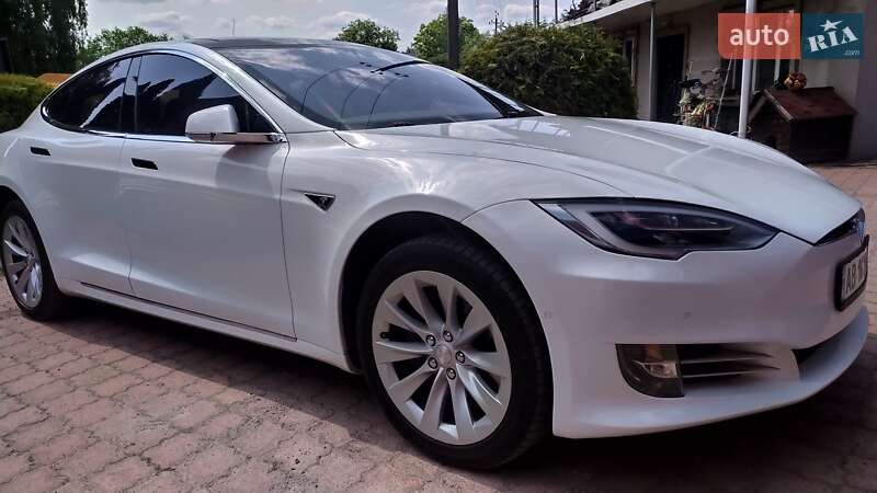 Лифтбек Tesla Model S 2016 в Виннице