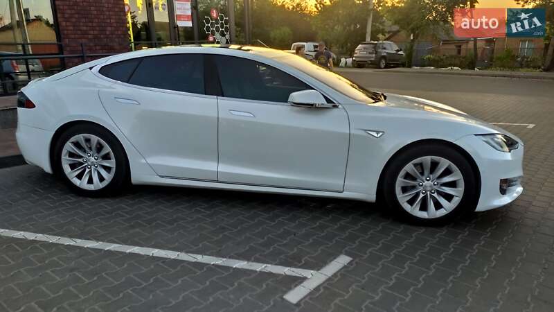 Лифтбек Tesla Model S 2016 в Виннице