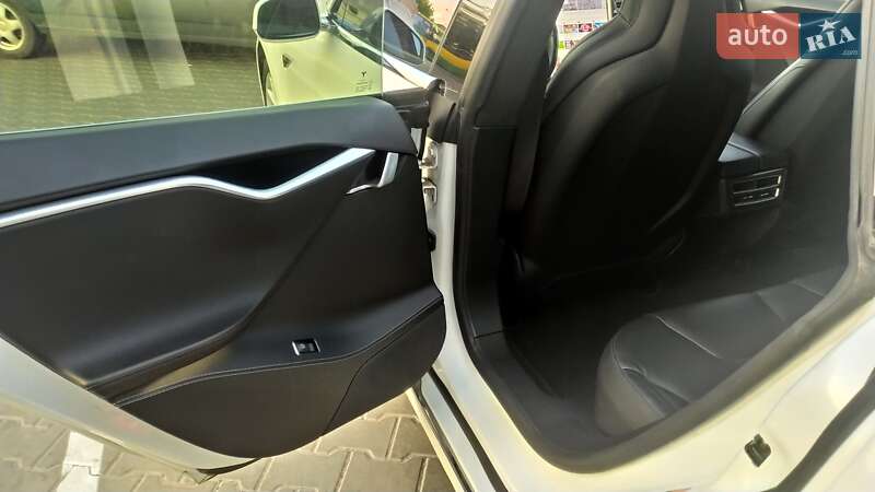 Лифтбек Tesla Model S 2016 в Виннице