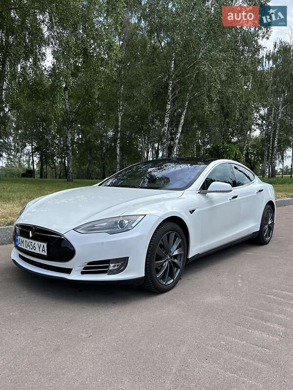 Лифтбек Tesla Model S 2015 в Житомире