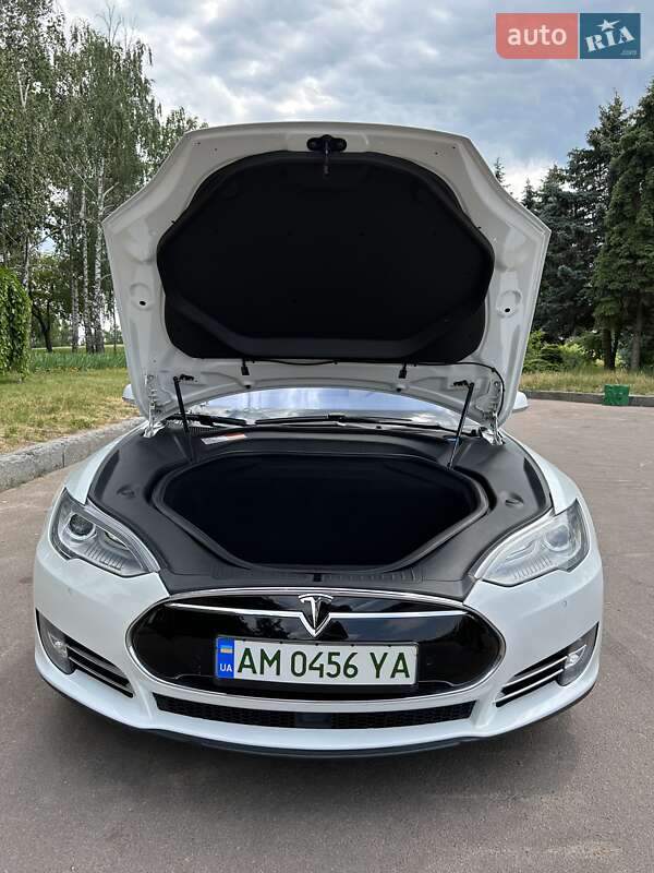 Лифтбек Tesla Model S 2015 в Житомире