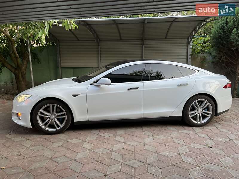 Лифтбек Tesla Model S 2015 в Запорожье