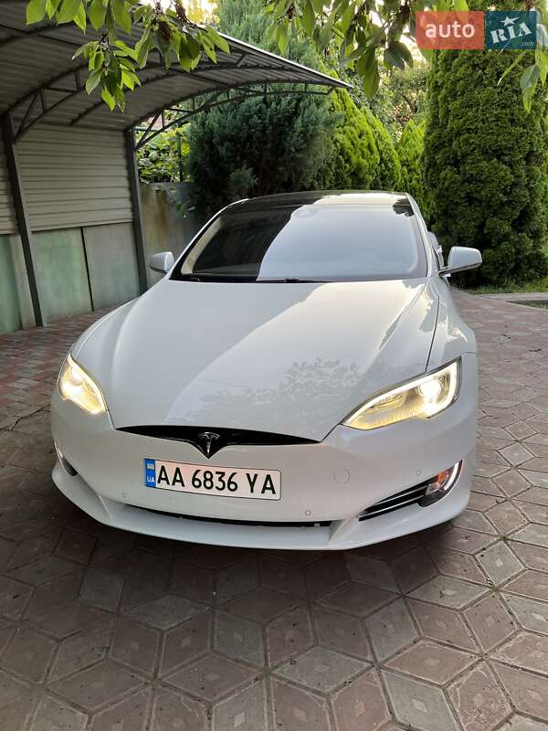 Tesla Model S 2015