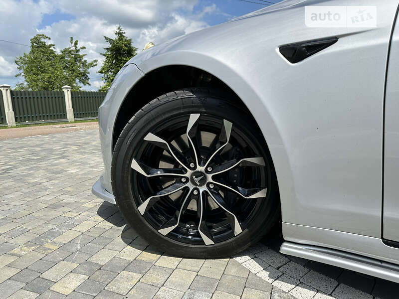Лифтбек Tesla Model S 2017 в Львове