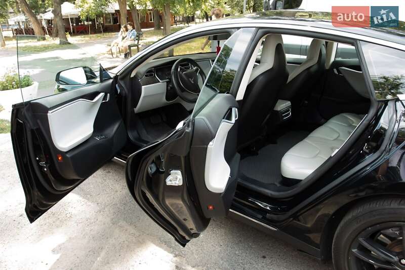 Ліфтбек Tesla Model S 2013 в Одесі