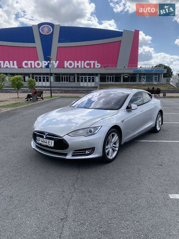 Лифтбек Tesla Model S 2015 в Запорожье