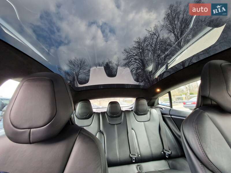 Лифтбек Tesla Model S 2017 в Виннице