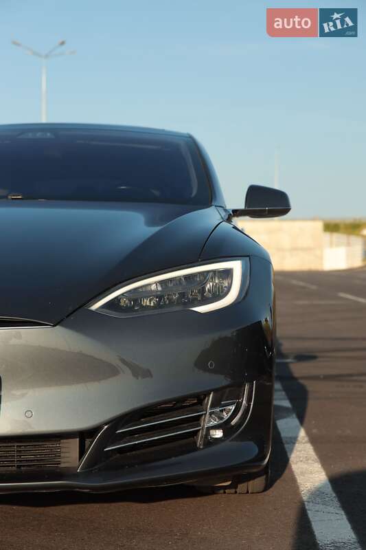 Лифтбек Tesla Model S 2017 в Львове