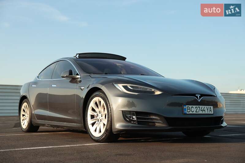 Лифтбек Tesla Model S 2017 в Львове