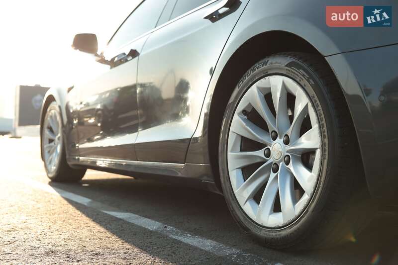 Лифтбек Tesla Model S 2017 в Львове
