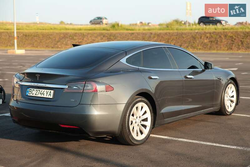 Лифтбек Tesla Model S 2017 в Львове