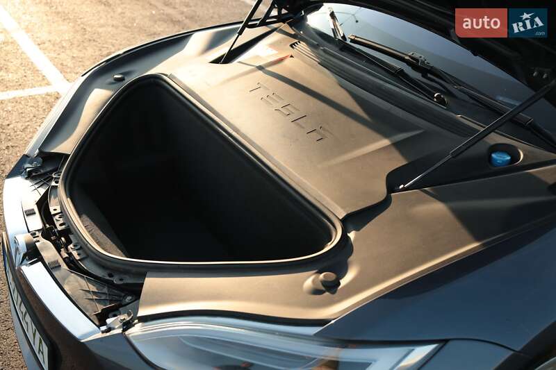 Лифтбек Tesla Model S 2017 в Львове