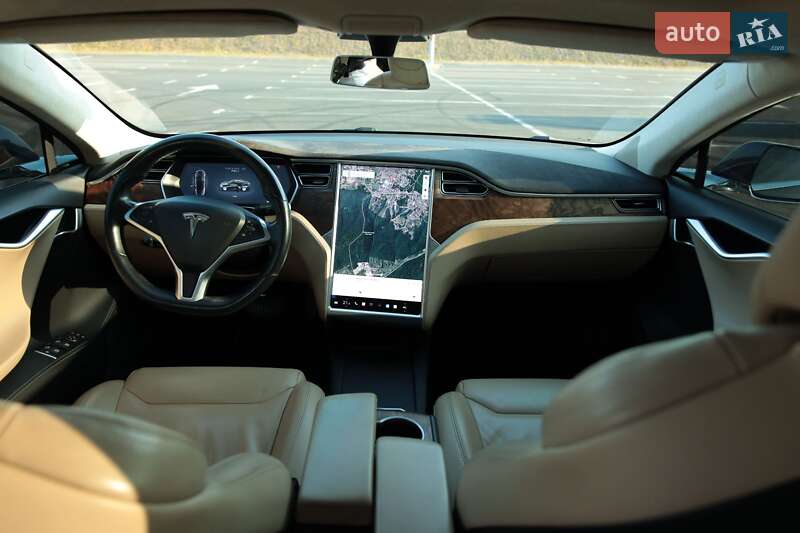 Лифтбек Tesla Model S 2017 в Львове