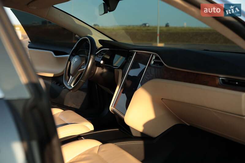 Лифтбек Tesla Model S 2017 в Львове