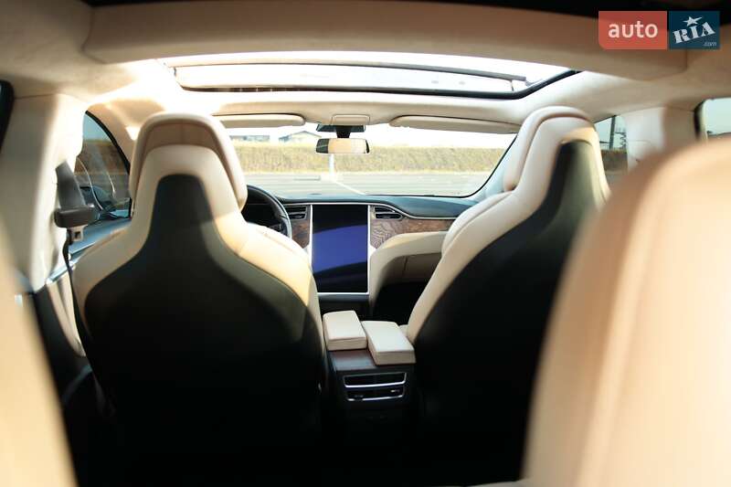 Лифтбек Tesla Model S 2017 в Львове