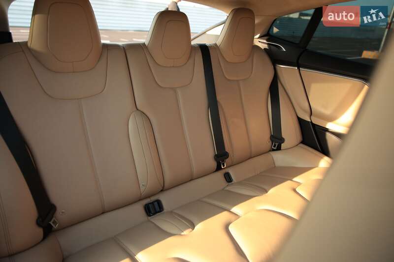 Лифтбек Tesla Model S 2017 в Львове