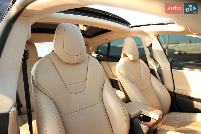 Лифтбек Tesla Model S 2017 в Львове