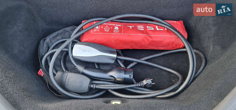 Лифтбек Tesla Model S 2015 в Каменец-Подольском