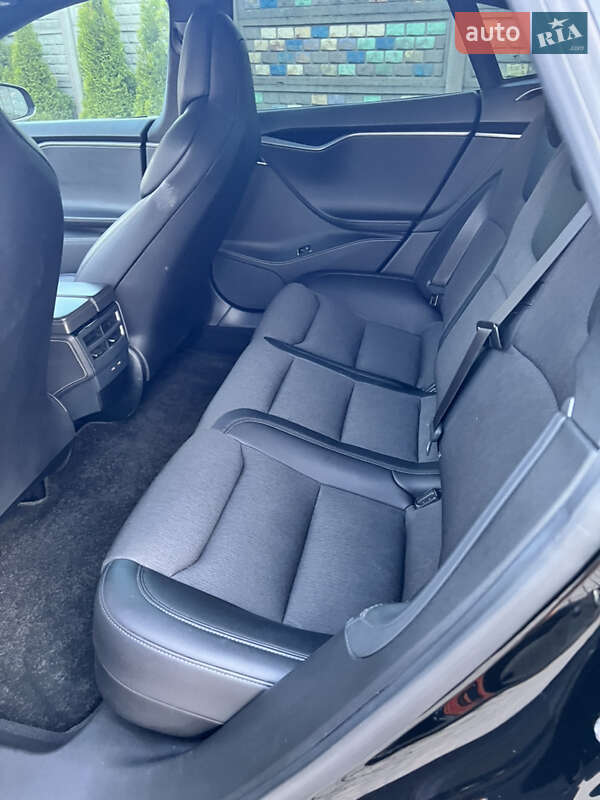 Лифтбек Tesla Model S 2018 в Львове