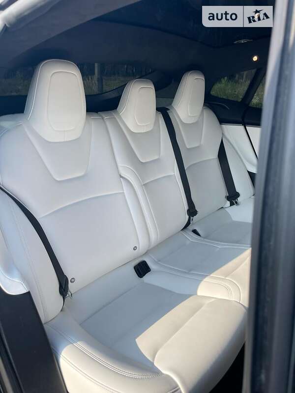 Лифтбек Tesla Model S 2017 в Киеве